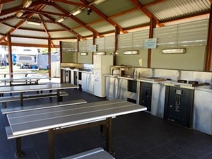 キャラバンパークの共用キッチン