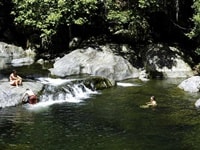 クリスタル・カスケイド・スイミング・ホールとウォーキング・トラック