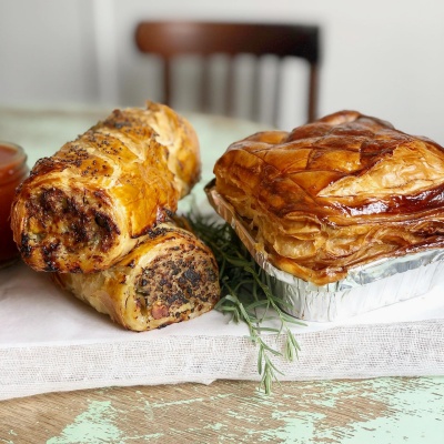 Paddock Bakeryのステーキ・ベーコン・チーズパイ とポーク・アップル＆ピスタッチオ　ソーセージロール