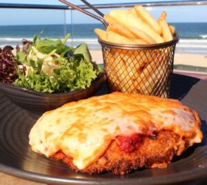 BMDノースクリフ・サーフクラブのチキン・パルミジャーナ