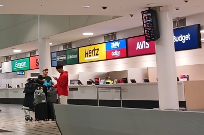 ブリスベン空港国際線ターミナル入国ゲート横のレンタカー会社の受付カウンター